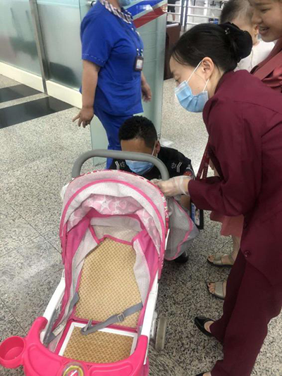 圖片1.png“真情服務(wù)”是讓旅客更加安心、放心、舒心的出行。行查室作為部門進(jìn)港服務(wù)的最后一個環(huán)節(jié)，在日常工作中也很注重服務(wù)細(xì)節(jié)。6月10日，行查室工作人員幫助旅客打開嬰兒車，為她排憂解難。.png